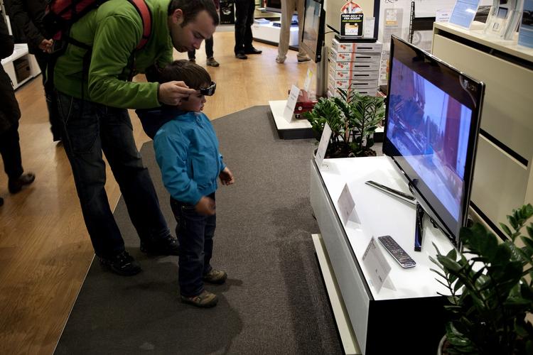 ULTIMATUM. De ansatte i Fonas butikker er gået med til at gå 10 procent ned i løn. Til gengæld kan de tjene mere i provision. Her er det to kunder, der udforsker et 3D-fjernsyn. 