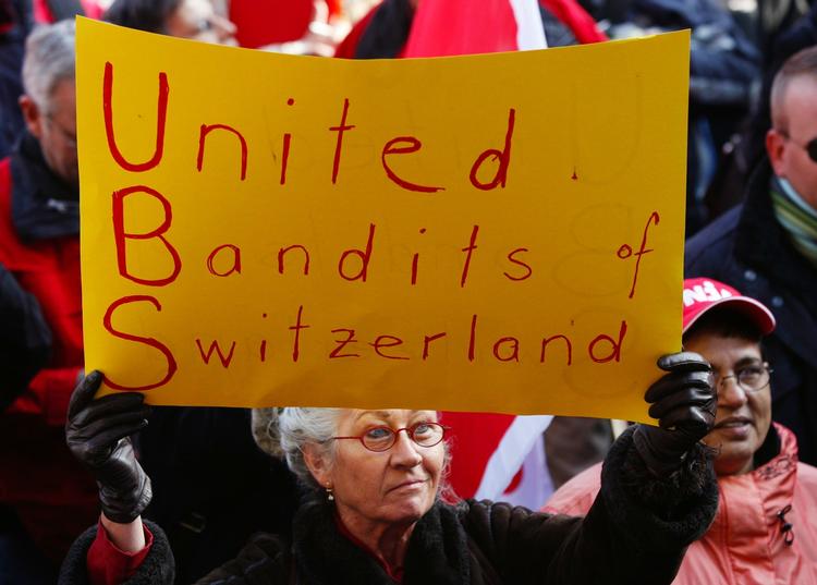 banditter? Det er ikke bare skatteministrene i mange lande, der har haft et horn i siden på Schweiz på grund af landets bankhemmelighed. Storbanken UBS udløste i 2008 en demonstration i protest mod en finansiel redningsplan for banken. 