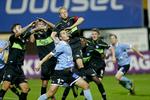 Storsejr. Sønderjyske tabte 5-1til OB på hjemmebane. Her kommer OB's  Anders Møller Christensen højest i feltet. - Foto: 