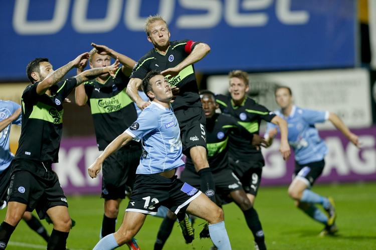 Storsejr. Sønderjyske tabte 5-1til OB på hjemmebane. Her kommer OB's  Anders Møller Christensen højest i feltet. - Foto: 