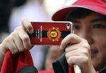 syngeafsnit. De 'rigtige' lokale fans af Manchester United har efterhånden ikke råd til at se holdets kampe. I stedet er tribunerne blevet overtaget af sponsorer og turister, som ikke bidrager med den helt store stemning. 