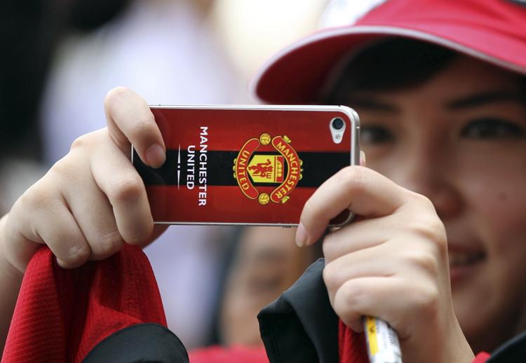 syngeafsnit. De 'rigtige' lokale fans af Manchester United har efterhånden ikke råd til at se holdets kampe. I stedet er tribunerne blevet overtaget af sponsorer og turister, som ikke bidrager med den helt store stemning. 
