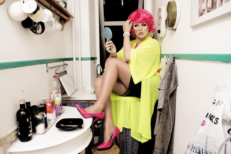 Hadforbrydelse. Nikolaj kan lide at klæde sig som drag, men i weekenden blev det lidt for meget for fem udenlandske fyre, der overfaldt ham foran Tivoli. Foto: 