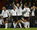 derby. Fulhams Pajtim Kasami (midt) scorede et af de mål, der vil blive et hit på Youtube fremover. 