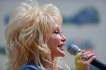 Evigung. Det er svært at se, at Dolly Rebecca Parton har rundet de 67 år. 