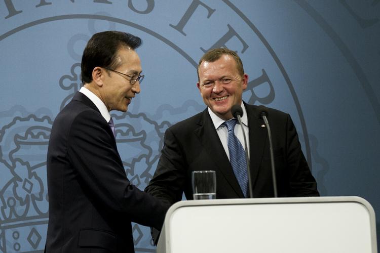 Håndtryk. Sydkoreas tidligre præsident Lee Myung-bak og stifter af klimaorganisationen GGGI er på dansk statsbesøg i maj 2011. Samme måned besluttede daværende udviklingsminister Søren Pind at støtte GGGI med 90 millioner kroner på baggrund af forkerte oplysninger. (FOTO: ARKIV, POLFOTO Helle Arensbæk) 