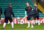 tips. Lucas Andersen (th) og Viktor Fischer (midt) under træning forud for Ajax' kamp mod Celtic i aften. 