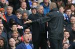Chelsea-træner José Mourinho (midt) hidsede sig op over for kampens fjerdedommer, da han mente, at Cardiff trak tiden unødigt meget i lørdagens opgør. 