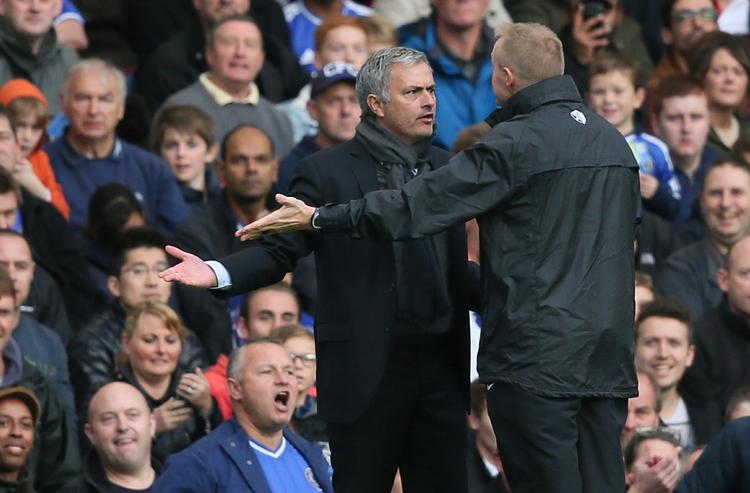 Chelsea-træner José Mourinho (midt) hidsede sig op over for kampens fjerdedommer, da han mente, at Cardiff trak tiden unødigt meget i lørdagens opgør. 