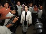 Endelig.  Aung San Suu Kyi på vej i Yangon Internationale Lufthavn mod Europa, forleden dag. Nu har hun endelig modtaget sin pris. 