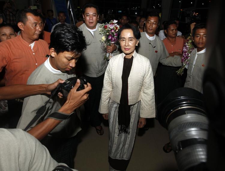 Endelig.  Aung San Suu Kyi på vej i Yangon Internationale Lufthavn mod Europa, forleden dag. Nu har hun endelig modtaget sin pris. 