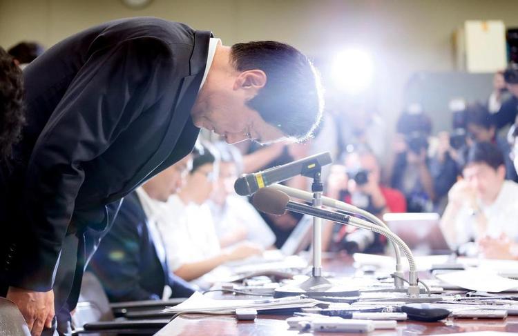 undskyld. Yasuhiro Sato fra den japanske bank Mizuho Financial Group undskylder tidligere i oktober, at banken har ydet lån til kriminelle Foto: The Yomiuri Shimbun/AP 