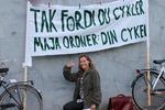 Cykelvask.pol.dk. Maja Rimer lavede en happening på gaden i Odense, hvor cyklisterne fik en gratis vask. Nu håber hun på positiv respons fra vælgerne. 