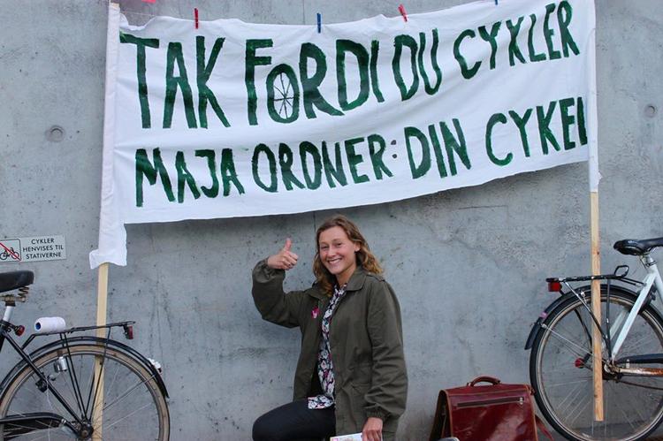 Cykelvask.pol.dk. Maja Rimer lavede en happening på gaden i Odense, hvor cyklisterne fik en gratis vask. Nu håber hun på positiv respons fra vælgerne. 