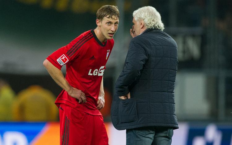 Alvorssnak. Stefan Kiessling i samtale med Leverkusen-bossen Rudi Völler, der gerne vil annulere målet og spille de resterende 22 minutter af kampen. 
