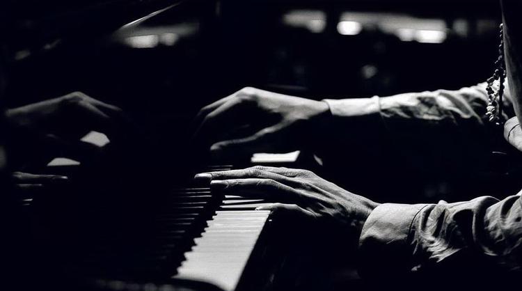 Guldstøv. Nikolaj Hess' fingre mod tangenterne er en alkymistisk affære. Hans album 'Trio' er en klar kandidat til årets danske jazzudgivelse. 