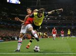 Nærkamp. Arsenal og Mesut Özil (tv) blev de små i kampen mod Neven Subotic og Dortmund. 