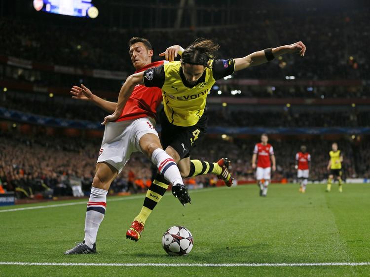 Nærkamp. Arsenal og Mesut Özil (tv) blev de små i kampen mod Neven Subotic og Dortmund. 