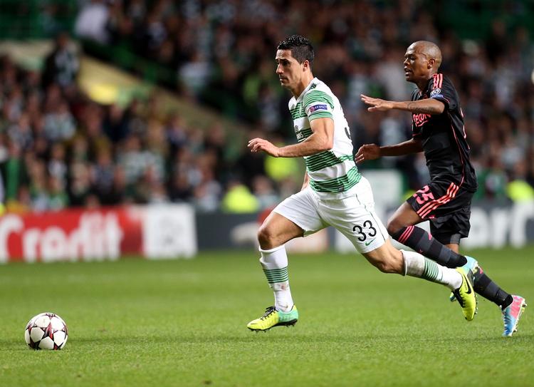 Sejr. Målskytten til 2-0, Beram Kayal (tv), løber fra Ajax' Thulani Serero. 