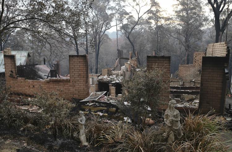 Ruin. Et hus i Winmalee 65 kilometer fra Sydney er ødelagt af flammerne. De australske myndigheder venter, at dagens blæst ogh varme kan skabe gunstige forhold for skovbrandene, der plager landet. 