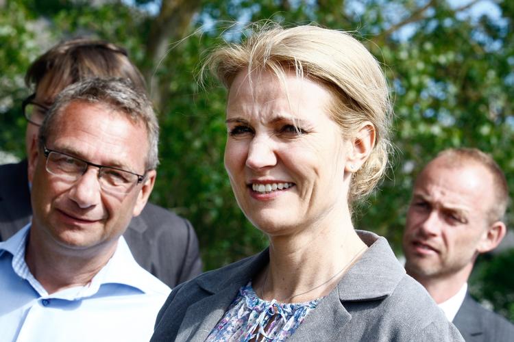 LYKKELIGHED. Helle Thorning Schmidt (S) blev danmarks første kvindelige statsminister i 2011, og det er et udtryk for en stærk kønsbalance  mellem mænd og kvinder i Danmark. 