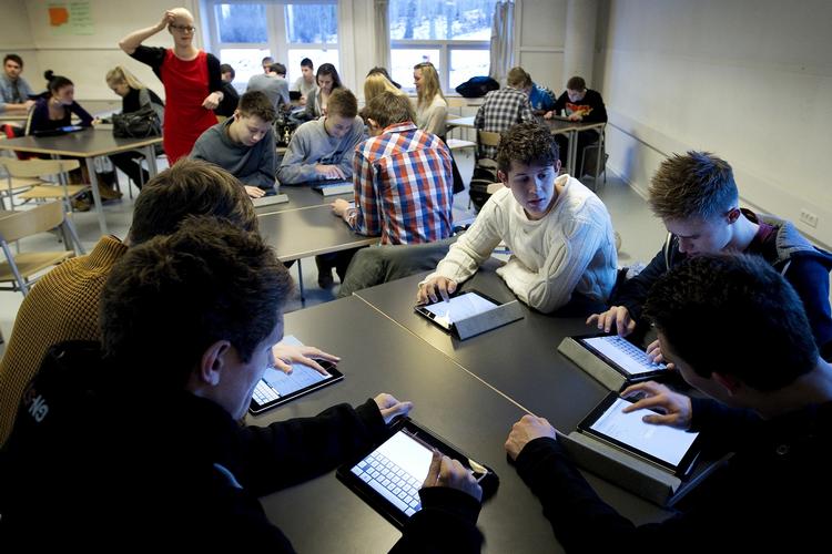 Y. En hel generation af unge med iPaden og iPhonen i hånden vender det gamle samfunds fælles kulturbærende institutioner ryggen. 