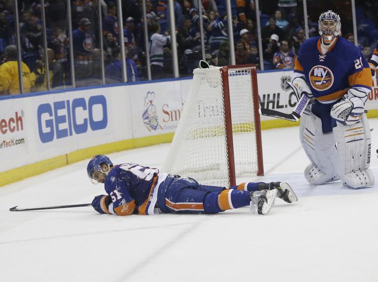 overtid. En storspillende Frans Nielsen (liggende) ærgrer sig over nederlaget mod  Vancouver Canucks i overtid. 