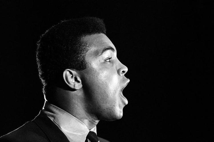 ali. Den højtråbende kålhøgne sværvægtsverdensmester i sit livs form. 