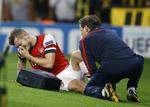 skrøbelig. Arsenals Jack Wilshere får behandling under gårsdagens Champions League-kamp mod Dortmund. 