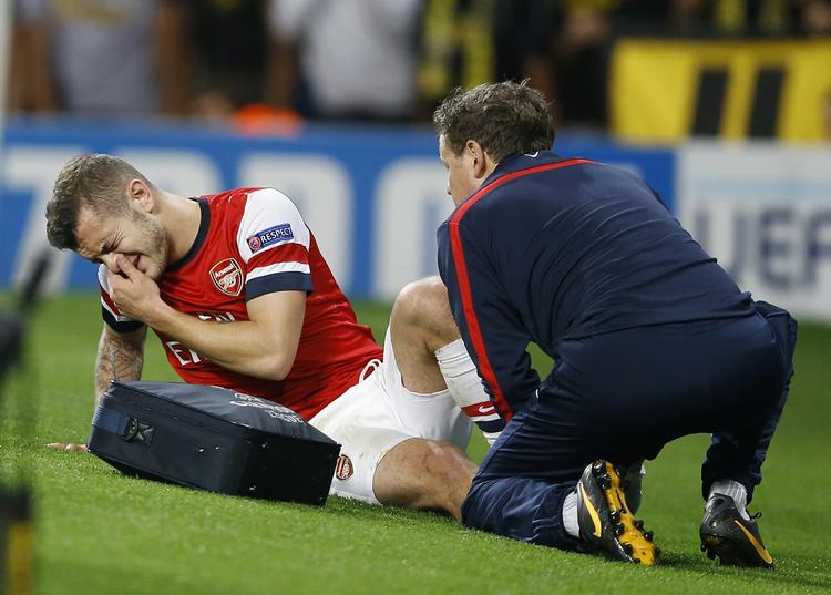 skrøbelig. Arsenals Jack Wilshere får behandling under gårsdagens Champions League-kamp mod Dortmund. 