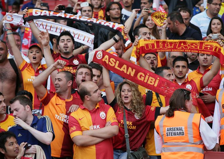 decibel. Galatasaray er kendt for at have nogle af de mest dedikerede og højrøstede fans. Så der venter FCK-spillerne en varm modtagelse i Istanbul i aften. 