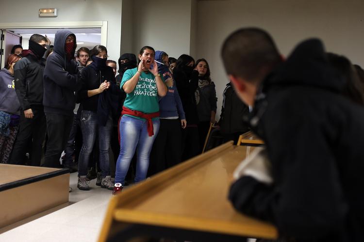 DEMONSTRATION. Et af Spaniens store problemer er ungdomsarbejdsløsheden, som har været over 50 procent. Men hele samfundet mærker sparekniven. Her er det unge, der protesterer over beskæringer på universiteternes budgetter. 