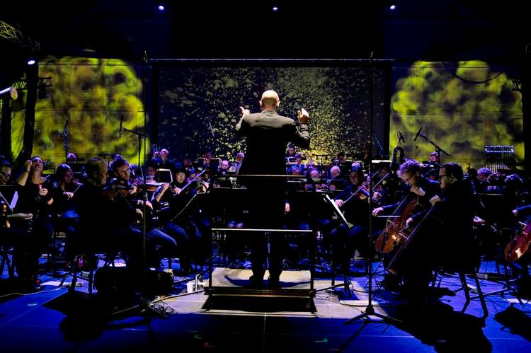 Boblebad. Under opførelsen af Pernille Sejlunds 'Bubbles' i Den Grå Hal begyndte musikerne at blæse sæbebobler, mens storskærmene sendte billeder af gule bobler ud i rummet. 