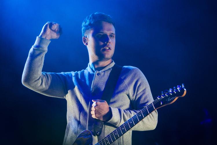 Genbesøg. White Lies har efterhånden optrådt i Danmark et hav af gange. Her knytter forsanger Harry McVeigh næven under sidste års koncert på Skanderborg Festival. 