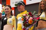 FØRENDE. Den 22-årige hollænder Moreno Hofland fører fortsat Tour of Hainan og befinder sig tydeligvis godt i selskabet på podiet. 