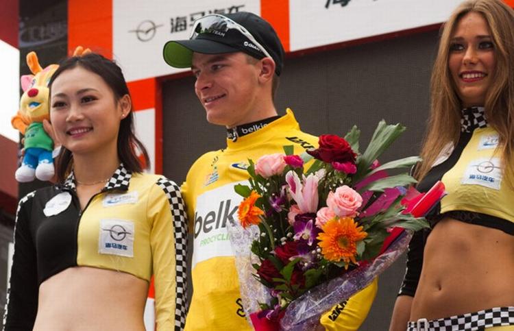 FØRENDE. Den 22-årige hollænder Moreno Hofland fører fortsat Tour of Hainan og befinder sig tydeligvis godt i selskabet på podiet. 