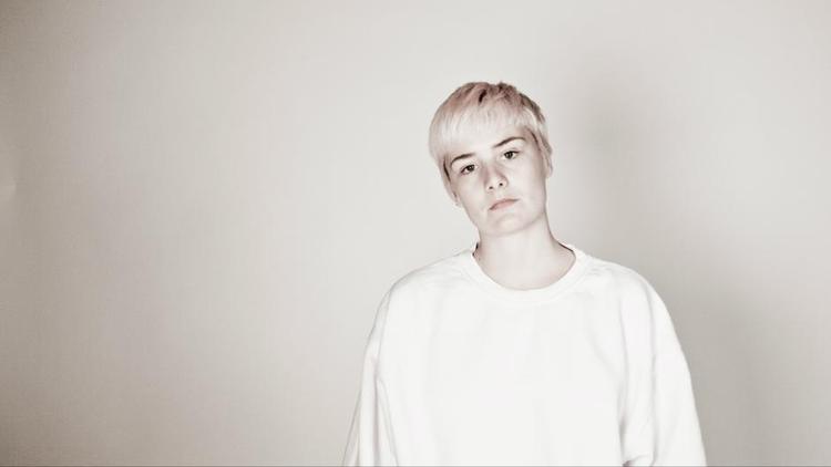 Sensibel. Det kribler og knaser, når Soffie Viemose som Nanome demonstrerer gehør for poesien i de digitale lydeffekter. Med stramt greb om softwaren tegner hun menneskelige figurer i de knitrende detaljer. 