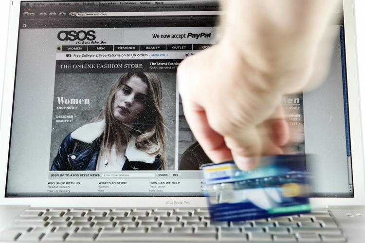 UHELDIGT. Netbutikker ved ikke altid, at kortet er spærret, hvis en svindler misbruger det. 