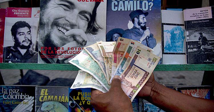 Omstændigt. På Cuba opererer man med to forskellige valutatyper - CUC til højre og peso cubana til venstre. 