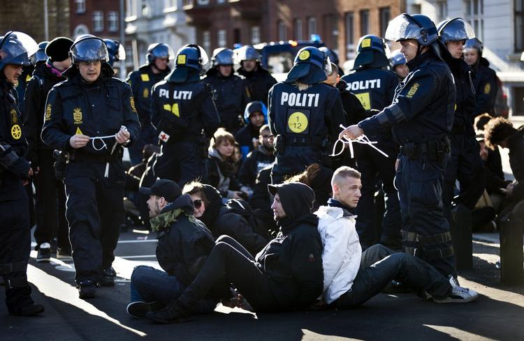 kamp: Danish Defence Leagues demonstration, blev mødt af mod demonstartionen "Aarhus for Mangfoldighed". En gruppe "anti racister" og indvandrer grupper kom i kamp med politiet da de prøvede at angribe Danish Defence Leagues demonstration. 