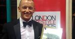 Vinder. Medejer og direktør for MASH i London, Peter Trauboth, viser vindertrofæet frem ved uddelingen af London Lifestyle Awards 2013. 