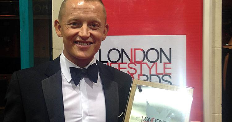 Vinder. Medejer og direktør for MASH i London, Peter Trauboth, viser vindertrofæet frem ved uddelingen af London Lifestyle Awards 2013. 