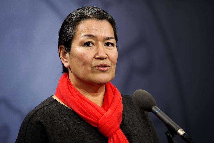 Ud: Grønlands landsstyreformand Aleqa Hammond har smidt det mindste parti ud af regeringen på grund af uenighed om udvinding af uran. 