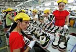 udsdtillet. Nike er flere gange blevet beskyldt for at tilbyde sine ansatte på fabrikker i Kina og andre asiatiske lande dårlige arbejdsforhold. 