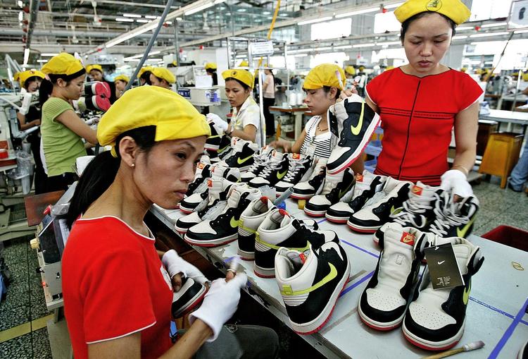 udsdtillet. Nike er flere gange blevet beskyldt for at tilbyde sine ansatte på fabrikker i Kina og andre asiatiske lande dårlige arbejdsforhold. 