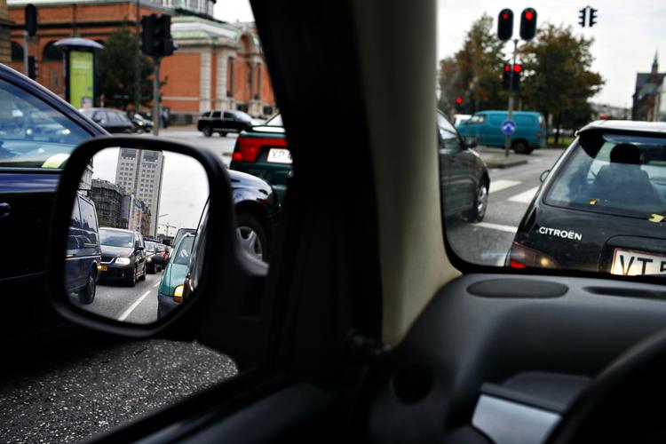 »Hvis vi kan få en fjerdedel til at gå over i den kollektive trafik, tror jeg, vi har løst mange af de trængselsproblemer, som vi står med i dag«, siger transportminister Pia Olsen Dyhr. 