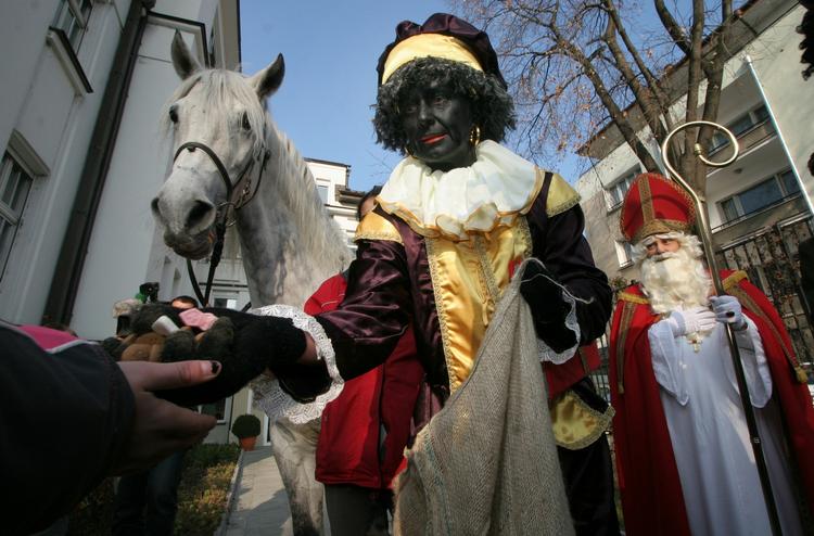 POPULÆR. Julemandens hollandske hjælper, Sorte Peter, er yderst populær hos de hollandske børn. Det er nemlig ham, der deler gaver ud. 