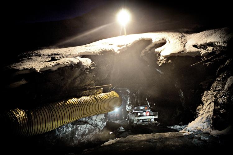 stort. Grønland håber, at minedriften kan skaffe mange penge og arbejdspladser, og hvis aftalen om den hidtil største jernmine ender med at blive virkelighed, vil der blive udløst 3.500 nye arbejdspladser alene i anlægsfasen af minen. 