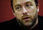 Tjek. Wikipedias grundlægger, Jimmy Wales, er imod, at betalte fortalere skal kunne redigere artiklerne i Wikipedia, men han er stærkt for, at »betalte fortalere får andre veje til at hjælpe os i vores arbejde på en brugbar og etisk forsvarlig måde«. 