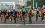 Selv om Theo Bos kun rækker to fingre i vejret, var det hollænderens fjerde sejr i træk i Tour of Hainan, og for tredje gang susede Belkin-holdkammeraten i den gule førertrøje Moreno Hofland over stregen på andenpladsen. Foto: Tour of Hainan 2013. 